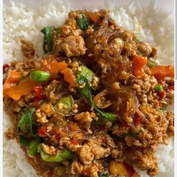 ข้าวราดกะเพราวุ้นเส้นหมูสับ