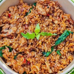 กระเพราหมูชิ้นคลุกข้าวไข่ดาว