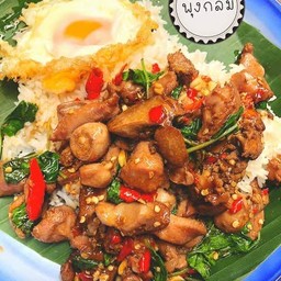 กะเพราเครื่องในไก่ (กะเพราถาด)