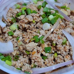 ยำแซ่บริมสวน ลาบหมู กะเพรา ไข่เจียว ขนมปังปิ้ง