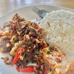 ข้าวพริกเกลือหมูกรอบ