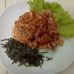 มาม่าหมูย่างซอสบาบิคิวโรยสาหร่าย