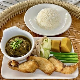 ข้าวปลานิลแดดเดียวทอด+น้ำพริกหนุ่ม+ผักลวก