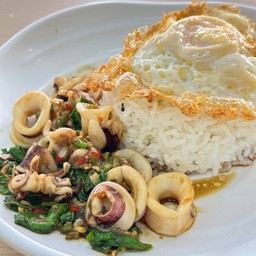 กะเพราปลาหมึกกล้วยหอม