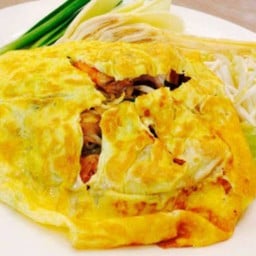 ผัดไทยห่อไข่