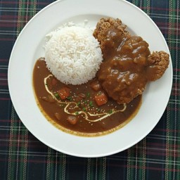 ข้าวไก่ทอดราดซอสแกงกะหรี่