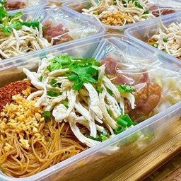 หมี่คุลกไก่ฉีก+ลูกชิ้น