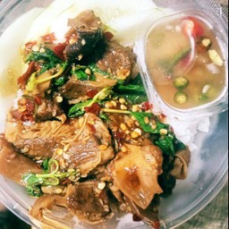 กระเพราหมูตุ๋นราดข้าว