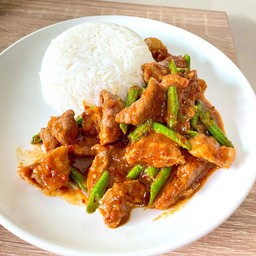ข้าวราดผัดพริกแกงหมูกรอบ