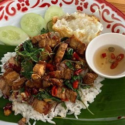กะเพราหมูกรอบ (กะเพราถาด)