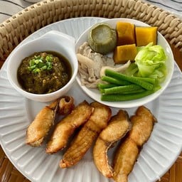 ปลานิลแดดเดียวทอด+น้ำพริกหนุ่ม+ผักลวก