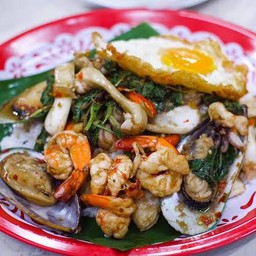 กะเพรารวมทะเล (กะเพราถาด)