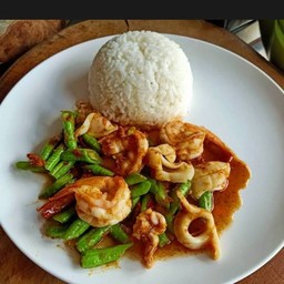 ผัดเผ็ดราดข้าว