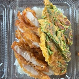 ข้าวหมูทอด+ไข่ชะอม(ราดข้าว)