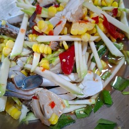 ยำมะม่วงข้าวโพดปูม้าปลาร้า