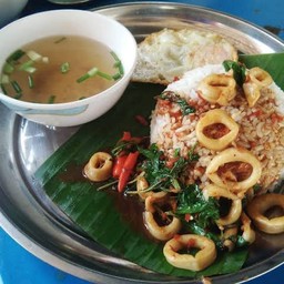 กะเพราปลาหมึก (กะเพราถาด)