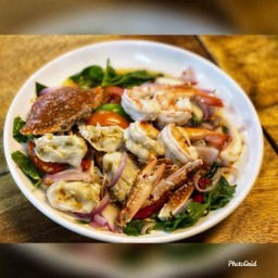 ยำปูม้ากุ้งสุก