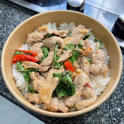 ผัดกะเพราหมูชิ้นราดข้าว