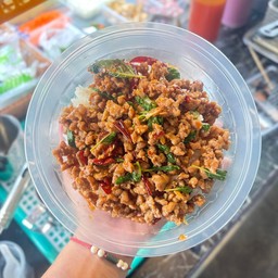 กะเพราหมูสับราดข้าว