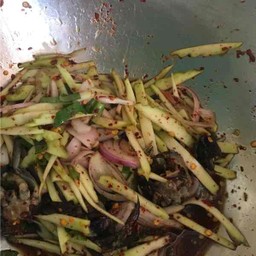 ยำมะม่วงปูจืด