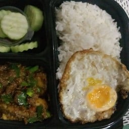 ปลานิลทอดคั่วซอสกระเพรา+ไข่ดาว+ข้าวสวย