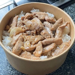 หมูชิ้นกระเทียมราดข้าว