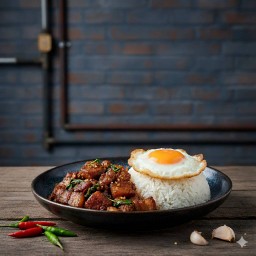 ข้าวกระเพราหมูตุ๋น