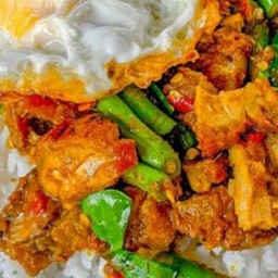 ข้าวพริกแกงหมูกรอบ