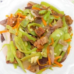 หมูกรอบผัดพริกสดราดข้าว