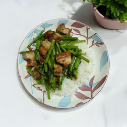 ข้าวราดผัดผักบุ้ง