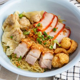 บะหมี่เกี๊ยวหมูแดงหมูกรอบ