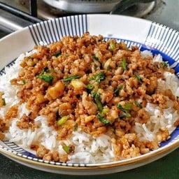 หมูสับคั่วพริกเกลือราดข้าว