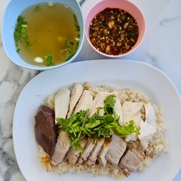 ข้าวมันไก่ต้มผสมหมูกรอบ