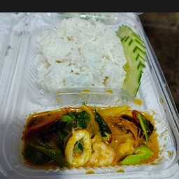 ผัดเครื่องแกงราดข้าว