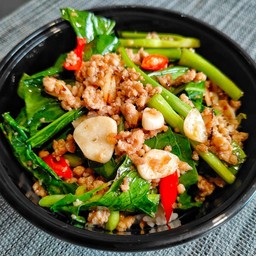 ผัดคะน้าหมู/ไก่