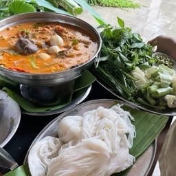 ขนมจีนน้ำยาปลาช่อนกะทิลาว
