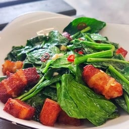 ผัดคะน้าหมูกรอบ (กับข้าว)