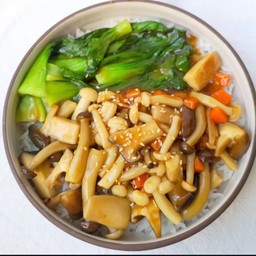 เห็ดผัดซอสเทอริยากิราดข้าว