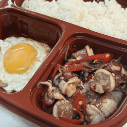 ข้าวหน้ากะเพราปลาหมึกไข่