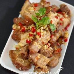 หมูกรอบคั่วพริกเกลือราดข้าว