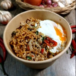 มาม่าผัดไไก่ใส่ไข่( ไม่รวมไข่ดาว)