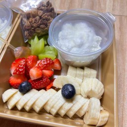 กรีกโยเกิร์ต ผลไม้ และอาหาร