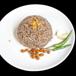 ပုန်းရည်ကြီးထမင်းသုပ် ข้าวยำซอส
BLACK BEAN PASTE RICE
SALAD