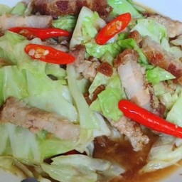 หมูกรอบผัดกระหล่ำปลีราดข้าว