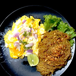 บะหมี่คลุก ไข่ขยี้พริกน้ำปลา