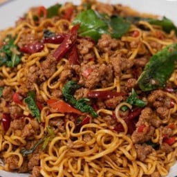 ผัดกระเพรามาม่าหมูสับ