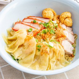 บะหมี่เกี๊ยวกุ้งหมูแดงหมูกรอบ