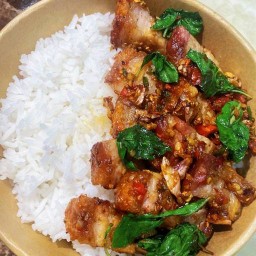 กะเพรา All in (หมูกรอบอบโอ่ง)