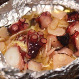 ปลาหมึกกับกระเทียมผัดเนยห่อฟลอยด์ย่าง