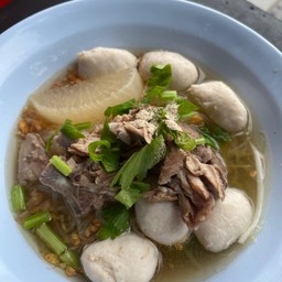 ก๋วยเตี๋ยวหมูหมักลูกชิ้นน้ำใส (พิเศษ)